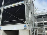 un grand bâtiment recouvert de nombreux échafaudages