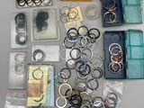 tout un tas de bagues et d'autres objets sur la table