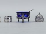 des figurines en argent de différentes tailles et formes sur un fond blanc