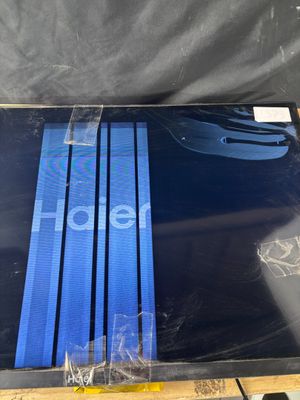 une photo d'un ordinateur portable posé sur une table