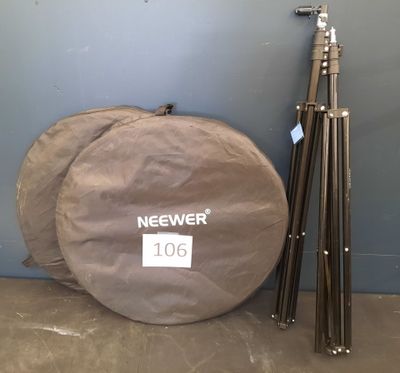 a bag and a tripod sitting next to each other on the floor