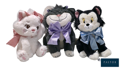 trois peluches assises les unes à côté des autres sur un fond blanc