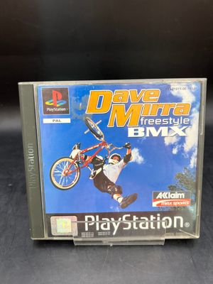 un gros plan sur la jaquette d'un jeu vidéo représentant une personne à vélo