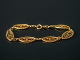 un bracelet en or sur une surface noire