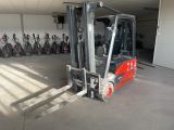 un chariot élévateur dans un entrepôt, avec de nombreux vélos en arrière-plan
