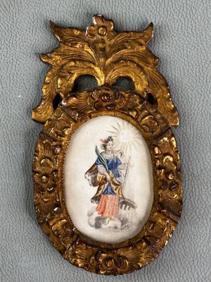 un cadre doré richement décoré, dans lequel figure le portrait d'un homme tenant une épée