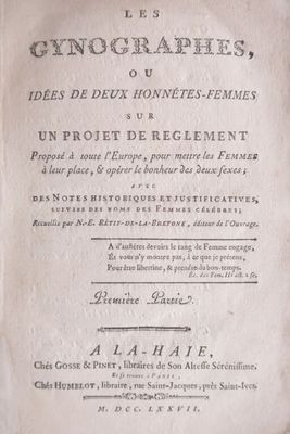 un vieux livre écrit posé sur une table