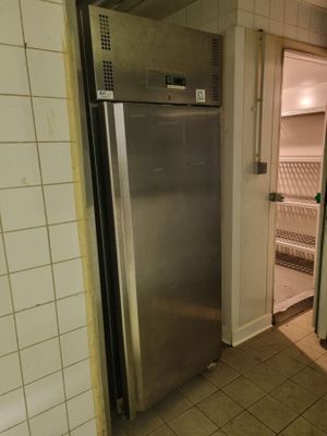 un réfrigérateur en acier inoxydable dans le coin d'une cuisine