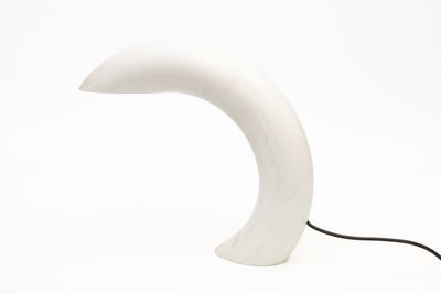 une lampe blanche posée sur une table