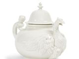 un vase blanc orné d'un oiseau et dont le couvercle est également orné d'un oiseau