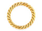 une bague torsadée dorée sur fond blanc