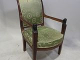 une chaise verte avec un piètement en bois et une assise rembourrée verte