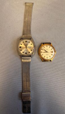 une photo montrant deux montres posées sur une table