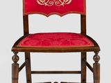 chaise rouge et dorée avec une couronne sur le dossier