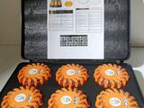 une boîte contenant six fleurs en plastique orange