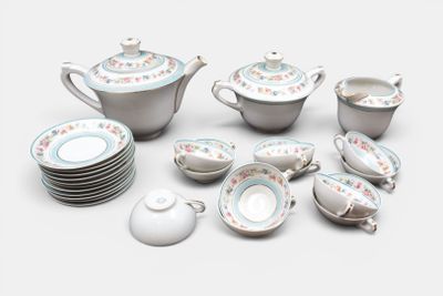 de nombreux types de théières et de soucoupes sur la table