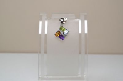 une vitrine en verre dans laquelle est exposé un collier coloré