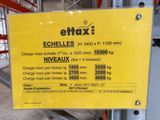 panneau jaune fixé à un échafaudage dans un entrepôt