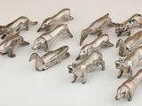 de nombreuses figurines d'animaux en argent sur un fond blanc