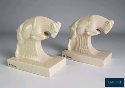 une paire de serre-livres en céramique blanche représentant des éléphants, sur fond blanc