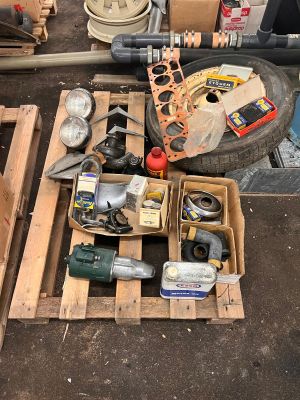 une pile d'objets assortis sur une palette