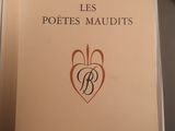 un livre sur lequel figure l'image d'un cœur