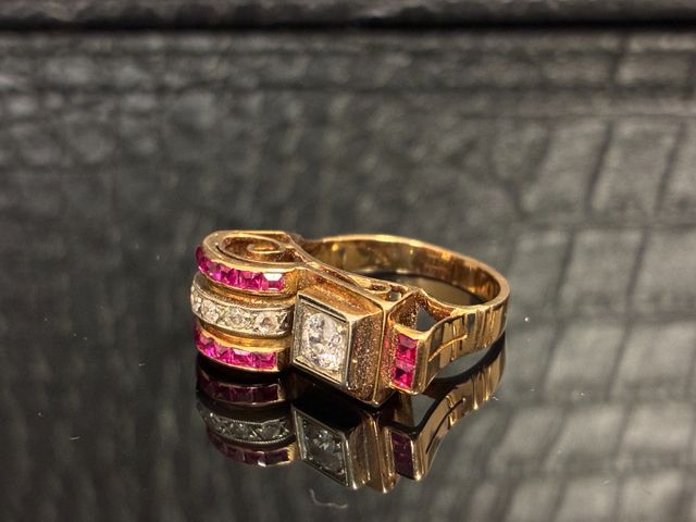 Bague tank en or 18 carats 750 millièmes à décor d’un diamant cen...