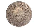 une vieille pièce d'argent ornée d'une couronne sur le recto