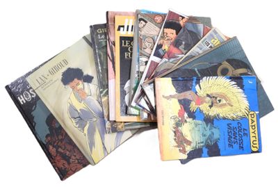 un grand nombre de livres posés sur une table