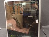 un miroir posé sur une table