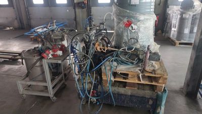 une grande machine placée au milieu d'une pièce