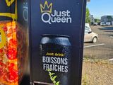 une boîte sur laquelle est représentée une pizza, à côté d'une poubelle