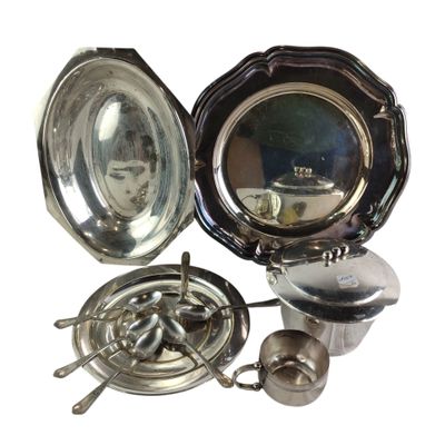 une assiette en argent avec une cuillère en argent, une assiette en argent avec une cuillère en argent, une assiette en argent avec une cuillère en argent et une assiette en argent avec une cuillère en argent