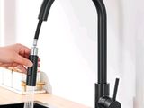 quelqu'un se lave les mains sous le robinet de l'évier de la cuisine