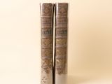 Les deux livres sont posés côte à côte sur la table.