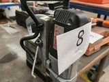 une machine posée sur une table dans une pièce
