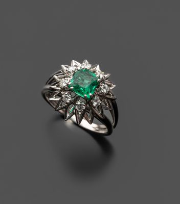 une bague en émeraude et diamant