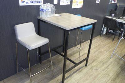 une table avec deux chaises et une bouteille d'eau posée dessus