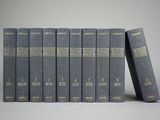 six livres sont empilés sur une surface blanche
