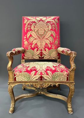 une chaise rouge et dorée ornée d'un motif floral