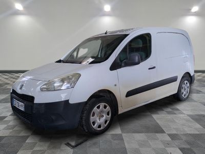 la camionnette blanche est garée sur le sol en damier d'une pièce