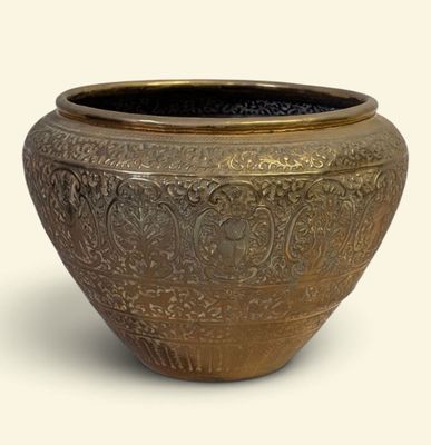 une image représentant un grand pot en bronze sur fond blanc