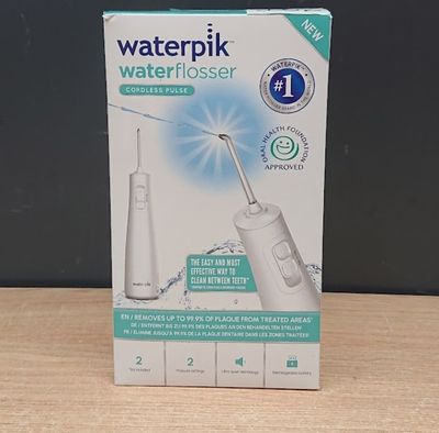 une boîte contenant un hydropulseur Waterpik posée sur une table