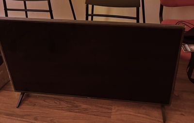trois fauteuils et un téléviseur dans un salon