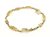 gros plan d'un bracelet en or sur fond blanc