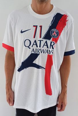 un homme portant un t-shirt blanc orné d'un motif rouge, bleu et blanc