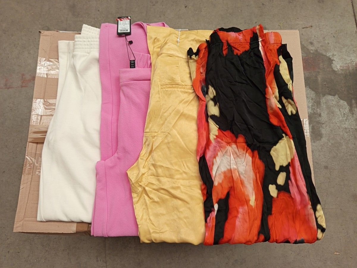 Lot de 50 pantalons (très grande variété de modèle) - pour femmes - 100% marques - Neuf, avec étiquette - 2 cartons