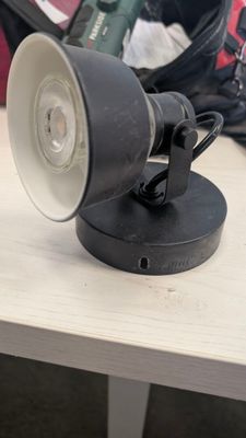 une lampe posée sur une table à côté d'un sac