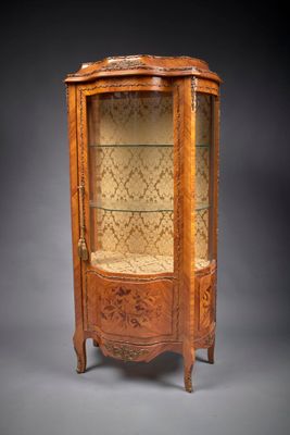 Vitrine En bois et bois de placage de forme galbée à décor d… - Photo 1