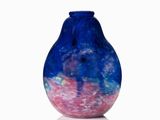 un vase bleu orné d'un motif rose et bleu